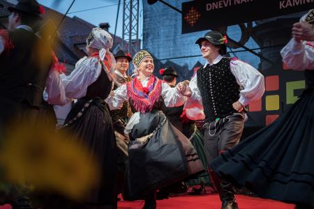 S soncem obsijan drugi festivalski dan 50. Dnevov narodnih noš in oblačilne dediščine v Kamniku (115)